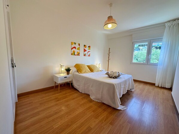 3 slaapkamers, een strijkplank/strijkijzer, beddengoed