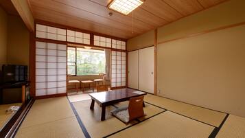 Standard Room, Shared Bathroom, Mountain View | 1 bedroom, in-room safe, free WiFi