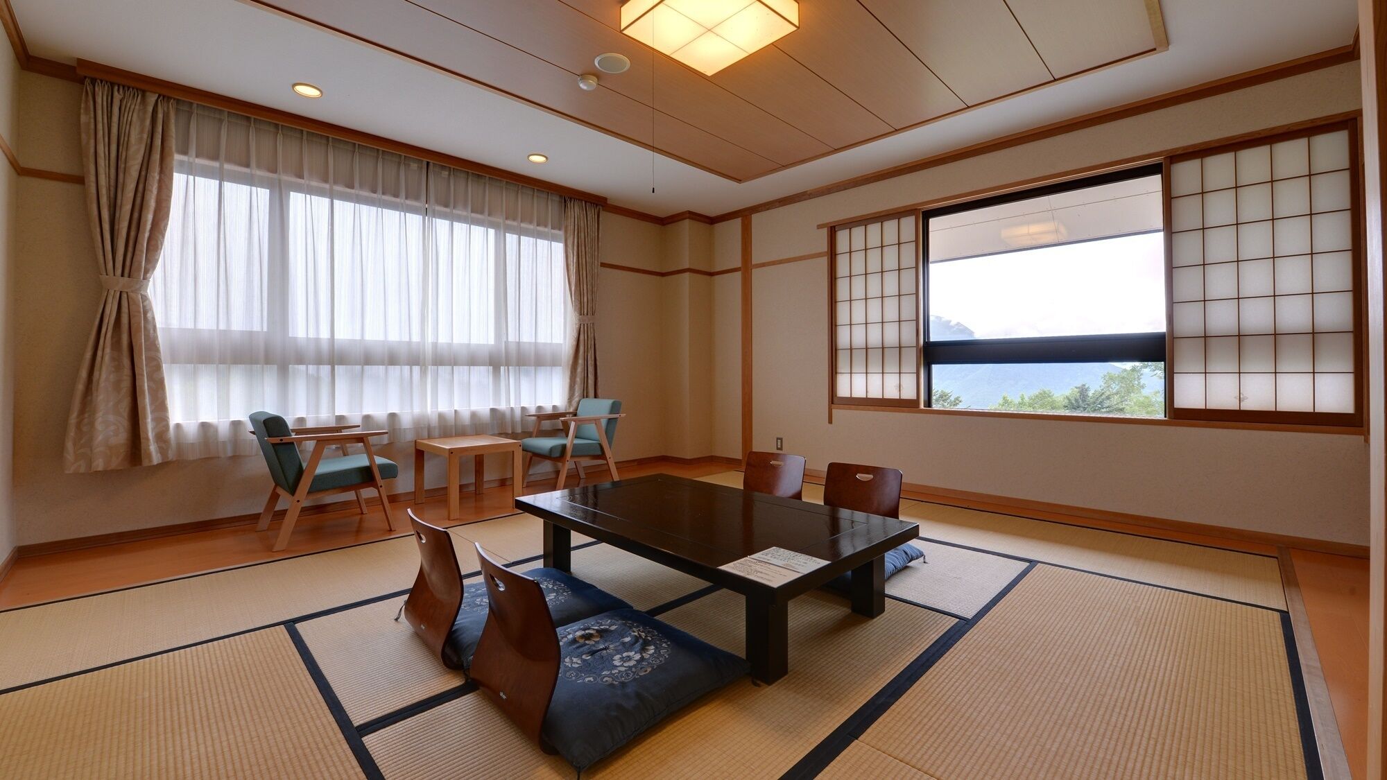 Une pièce de style japonais traditionnel, avec un sol recouvert de tatamis, une table basse et des paravents en papier.