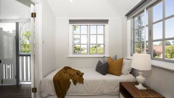 5 bedrooms, iron/ironing board, free WiFi, bed sheets