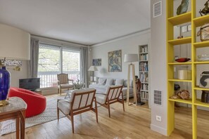 Una televisión, una oficina