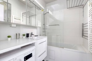 Shower, hair dryer, towels, toilet paper - Luminous & Modern Flat with Balcony Paris-Bastille (Paris)