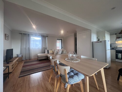 Cosy little cottage in Brightwaters NSW close to the shores of Lake Macquarie.