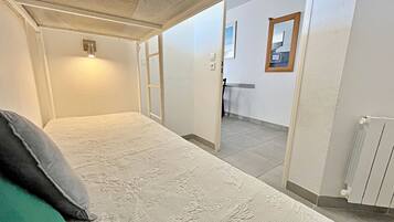 2 habitaciones, tabla de planchar con plancha, wifi y ropa de cama