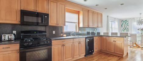 Rumah Mewah | Dapur pribadi | Lemari es besar, microwave, oven, dan kompor