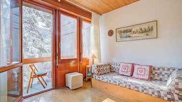 Family Apartment, 1 Bedroom (Slalom 73) | Ruang tamu | 21 inci televisyen skrin rata dengan kabel