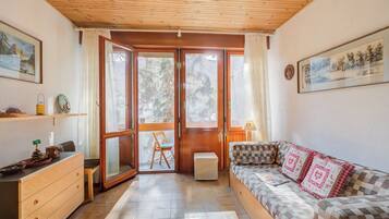 Family Apartment, Multiple Bedrooms (Slalom 73) | Living area | 21-inch flat-screen TV with cable channels