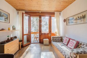 Family Apartment, Multiple Bedrooms (Slalom 73) | Living area | 21-inch flat-screen TV with cable channels - Slalom 73 (Bardonecchia)