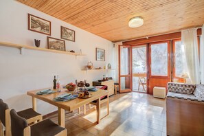Family Apartment, Multiple Bedrooms (Slalom 73) | Living area | 21-inch flat-screen TV with cable channels - Slalom 73 (Bardonecchia)