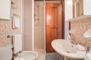 Family Apartment, Multiple Bedrooms (Slalom 73) | Bathroom | Shower, hair dryer, bidet, towels - Slalom 73 (Bardonecchia)
