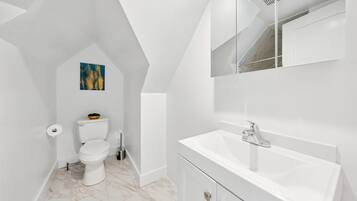 Luxury Apartment | Bathroom