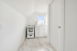 Refrigerador con freezer, microondas, horno, placa de cocina