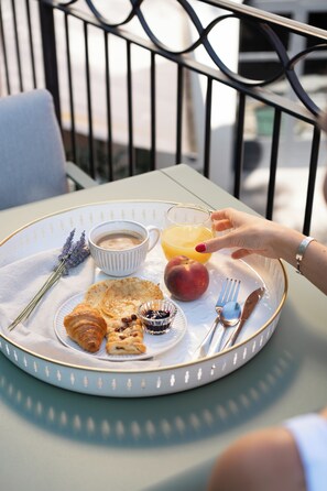 Tägliches Frühstücksbuffet (15 EUR pro Person)