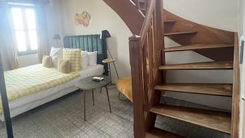 Family Room | Individually decorated, individually furnished, desk, soundproofing
