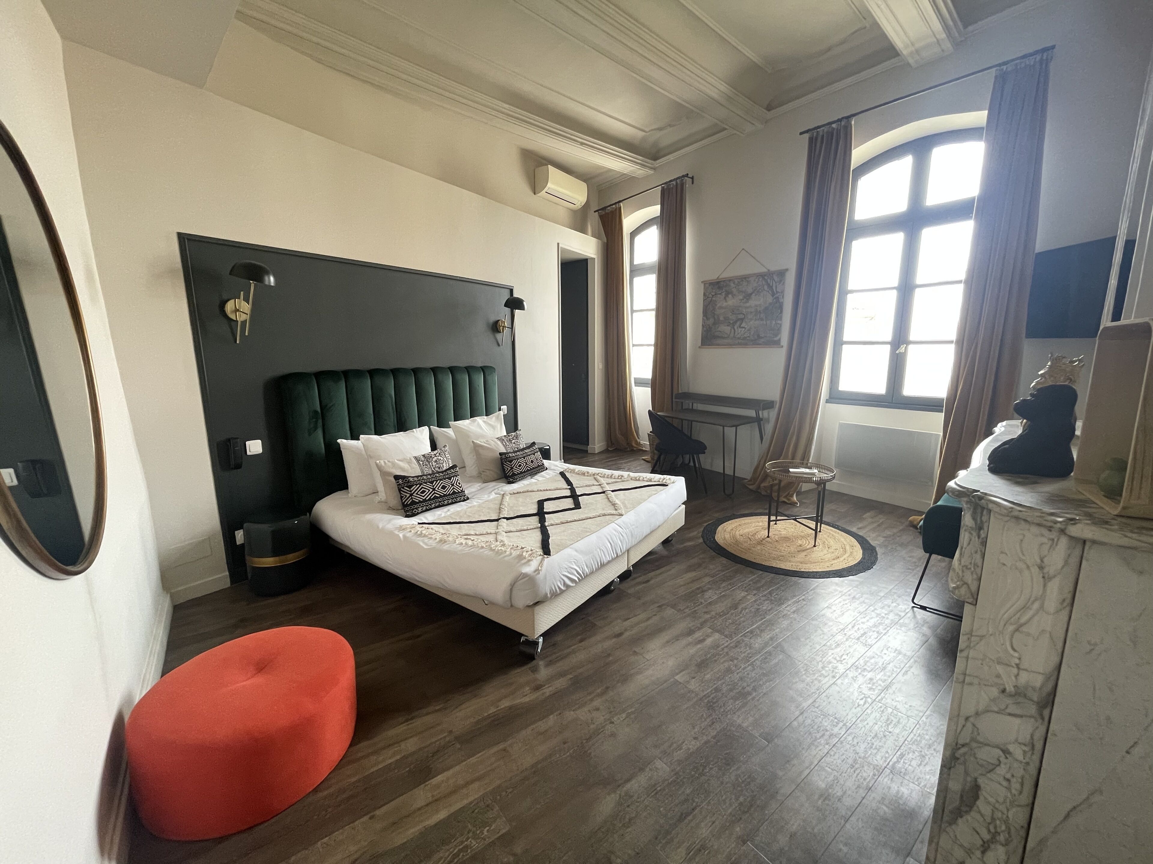 Suite | Decoración personalizada, muebles diferentes y escritorio 