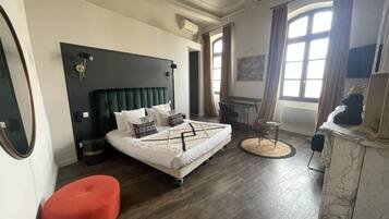 Suite | Decoración personalizada, muebles diferentes y escritorio