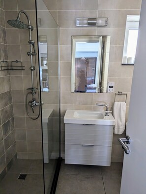 Dusche, kostenlose Toilettenartikel, Haartrockner, Handtücher