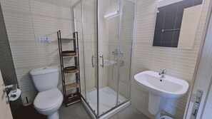 Douche, sèche-cheveux, serviettes fournies