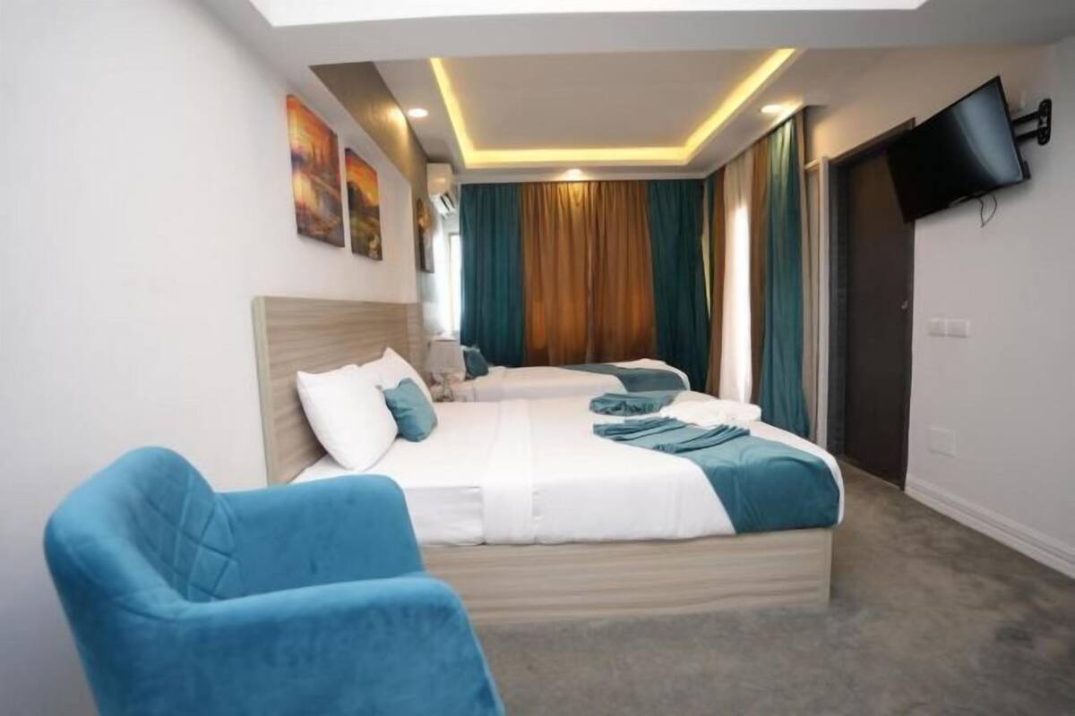Artículos del minibar gratis, sistema de insonorización y wifi gratis 