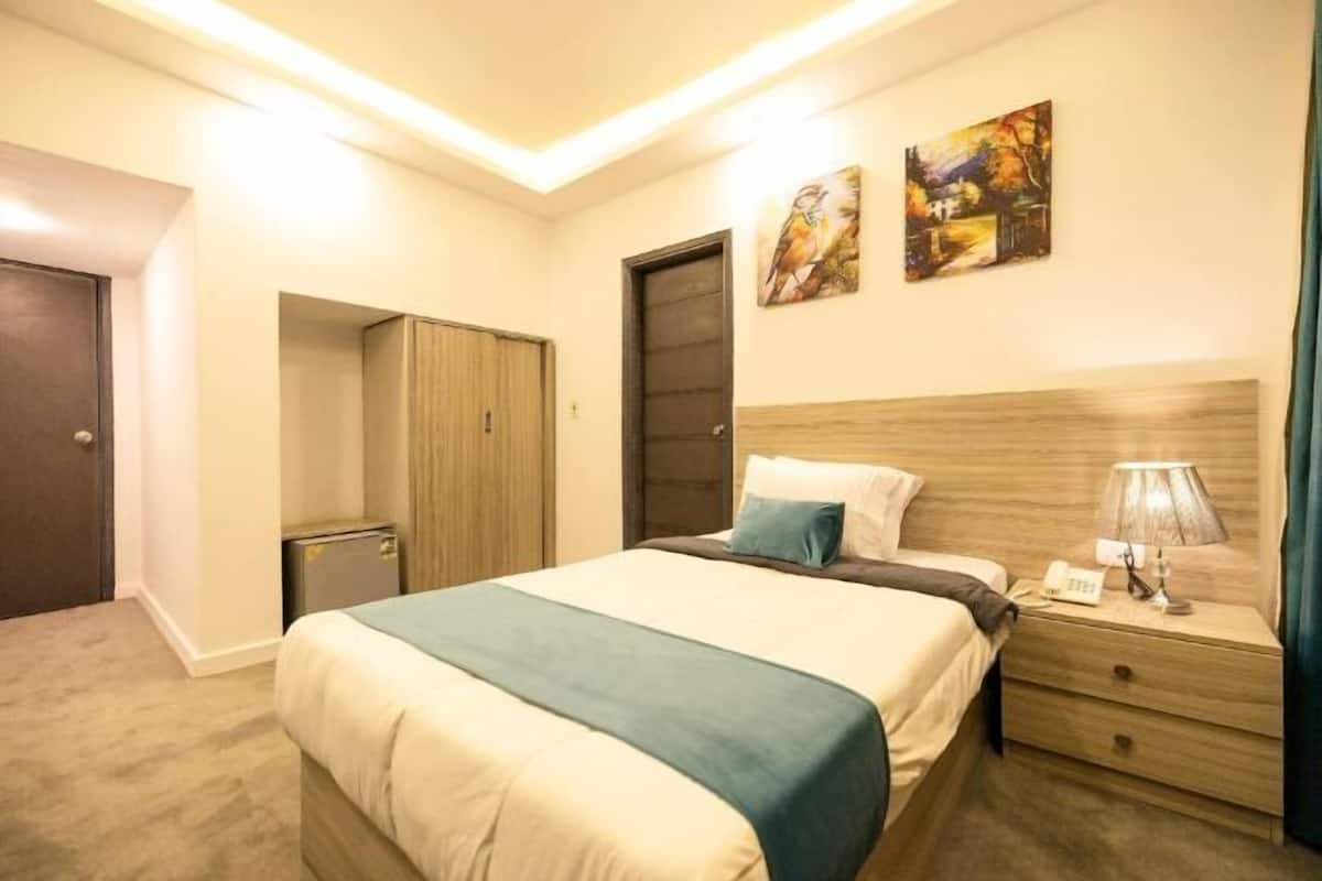 Artículos del minibar gratis, sistema de insonorización y wifi gratis 