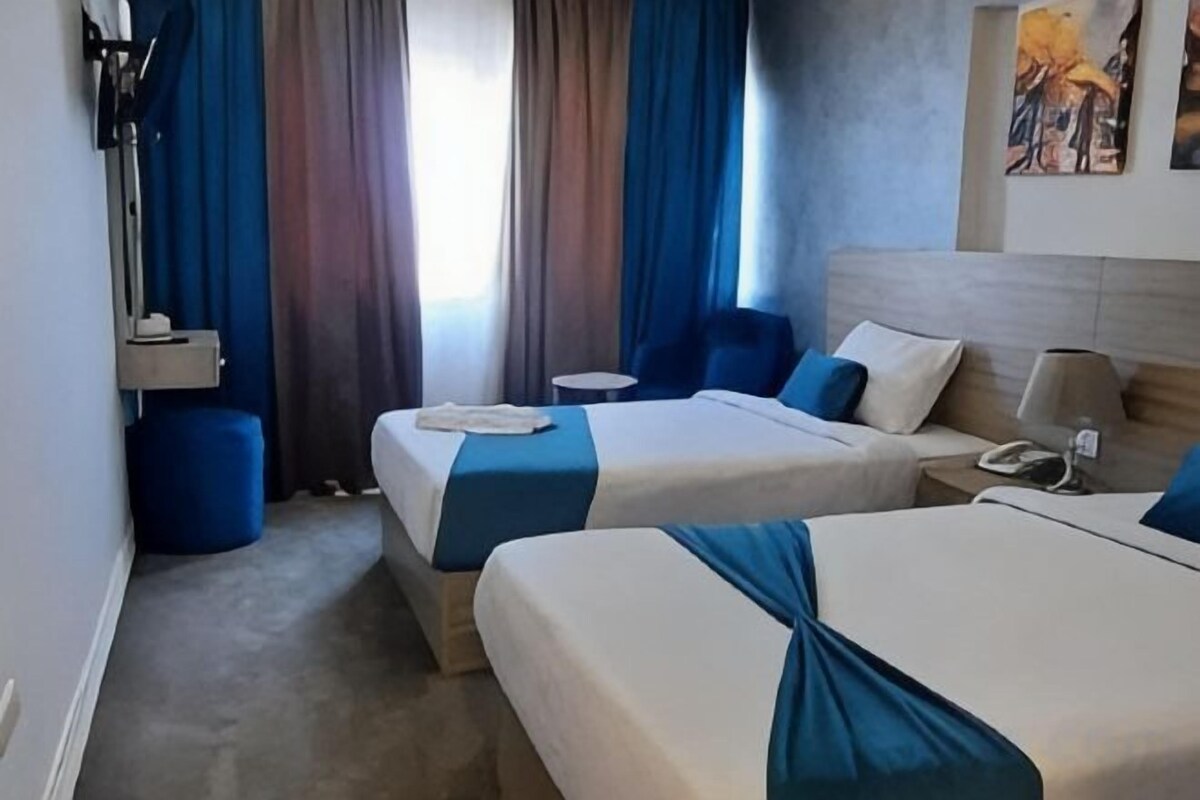 Minibarvarer (inkludert), lydisolert og wi-fi (inkludert)