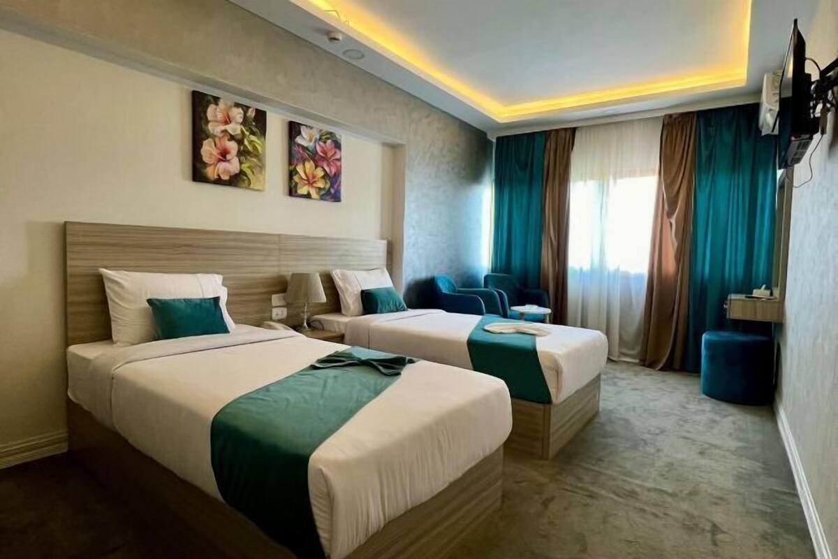 Artículos del minibar gratis, sistema de insonorización y wifi gratis 