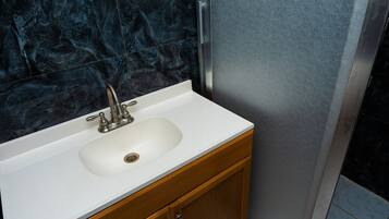 Ducha, toallas, jabón, shampoo