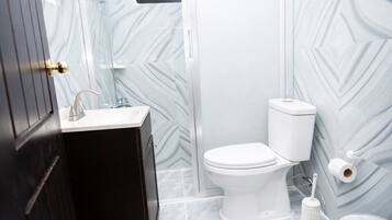 Ducha, toallas, jabón y champú