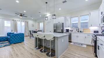 Full-size fridge, microwave, dishwasher, coffee/tea maker