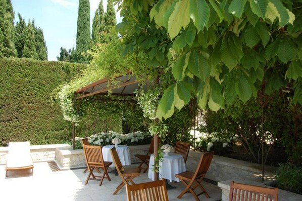 Outdoor dining - LA PONCHE - Green Room (Vacqueyras)