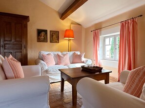 Living area - La Ponche Apricot Room (Vacqueyras)