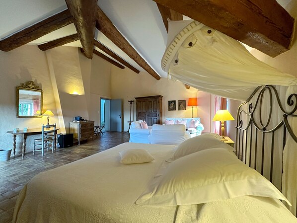 1 bedroom, free WiFi, bed sheets - La Ponche Apricot Room (Vacqueyras)