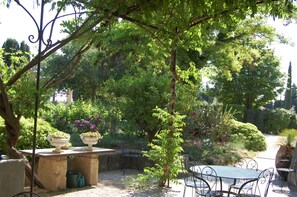 Outdoor dining - La Ponche Apricot Room (Vacqueyras)