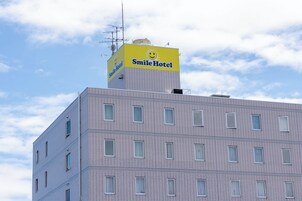 Un edificio con un letrero amarillo que dice 'Smile Hotel' en la parte superior.