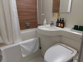 Combined shower/tub, rainfall showerhead, hair dryer, towels