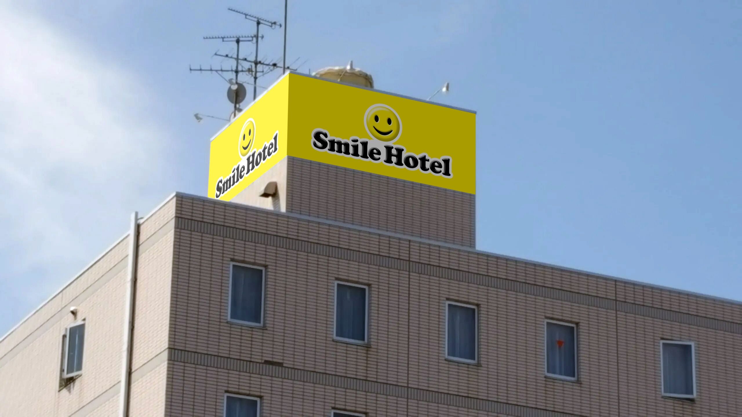 Ein Gebäude mit einem gelben Schild, auf dem 