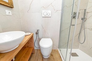 Dusche, Haartrockner, Handtücher, Seife