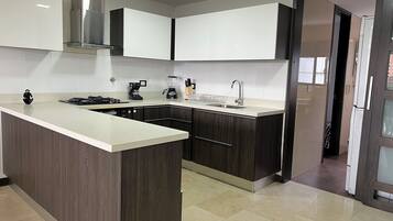 Microondas, horno, parrilla de estufa y lavavajillas