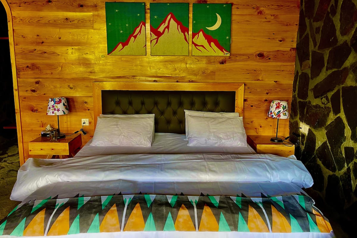 Desk, laptop workspace, free WiFi, bed sheets