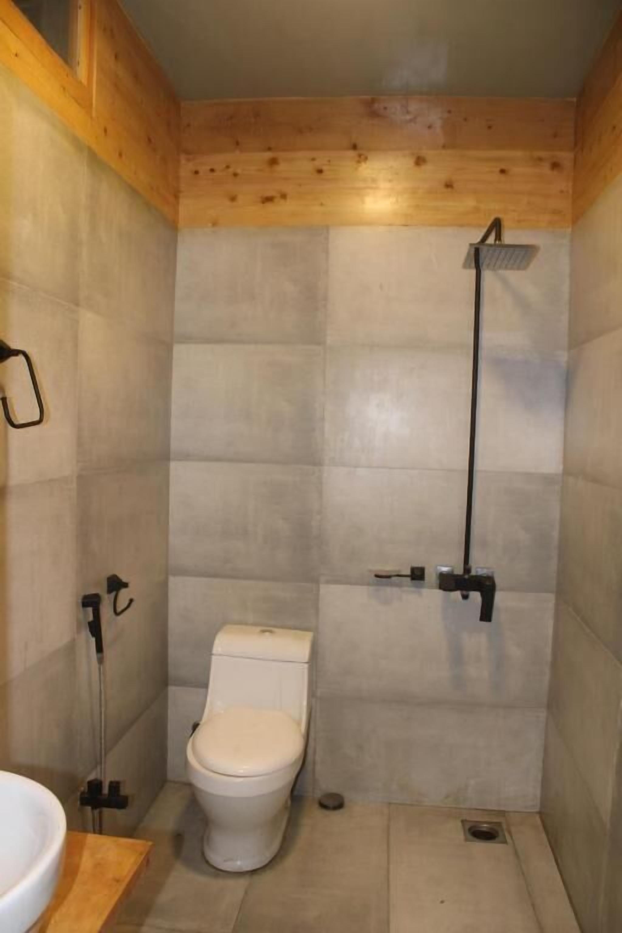 Shower, free toiletries, slippers, towels