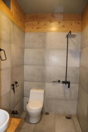 Shower, free toiletries, slippers, towels - Ridge Inn Kalam (Swat)