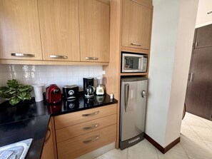 Studio, Sea View | Dapur peribadi | Peti sejuk, ketuhar gelombang mikro, dapur