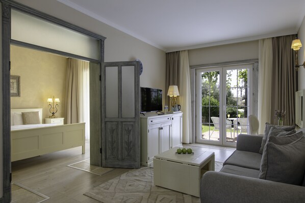 Executive Studio Suite | Living area | 42-inch LED TV with satellite channels - Alaçatı Beach Resort & SPA (Cesme)