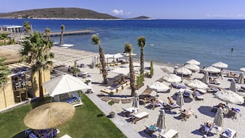 Sulla spiaggia, sabbia bianca, cabine da spiaggia gratuite