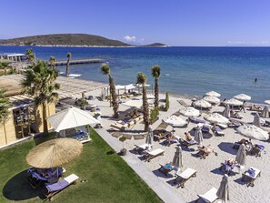 On the beach, white sand, free beach cabanas, sun loungers - Alaçatı Beach Resort & SPA (Cesme)