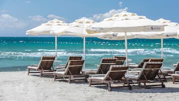 Sulla spiaggia, sabbia bianca, cabine da spiaggia gratuite