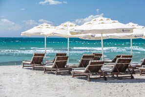 On the beach, white sand, free beach cabanas, sun-loungers - Alaçatı Beach Resort & SPA (Cesme)