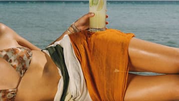 Aan het strand, wit zand, gratis strandcabana's