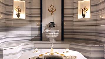Salas de tratamiento para parejas, un sauna, baño turco