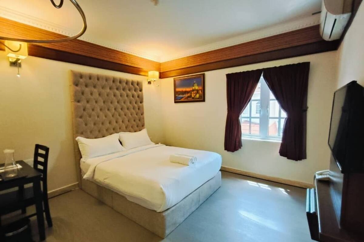 Quarto casal superior | Cortinas blackout, ferros/tábuas de passar roupa, Wi-Fi de cortesia